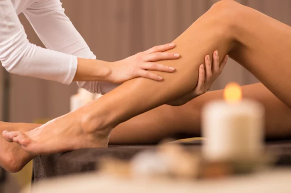 Soin de l'été : massage jambes légères
